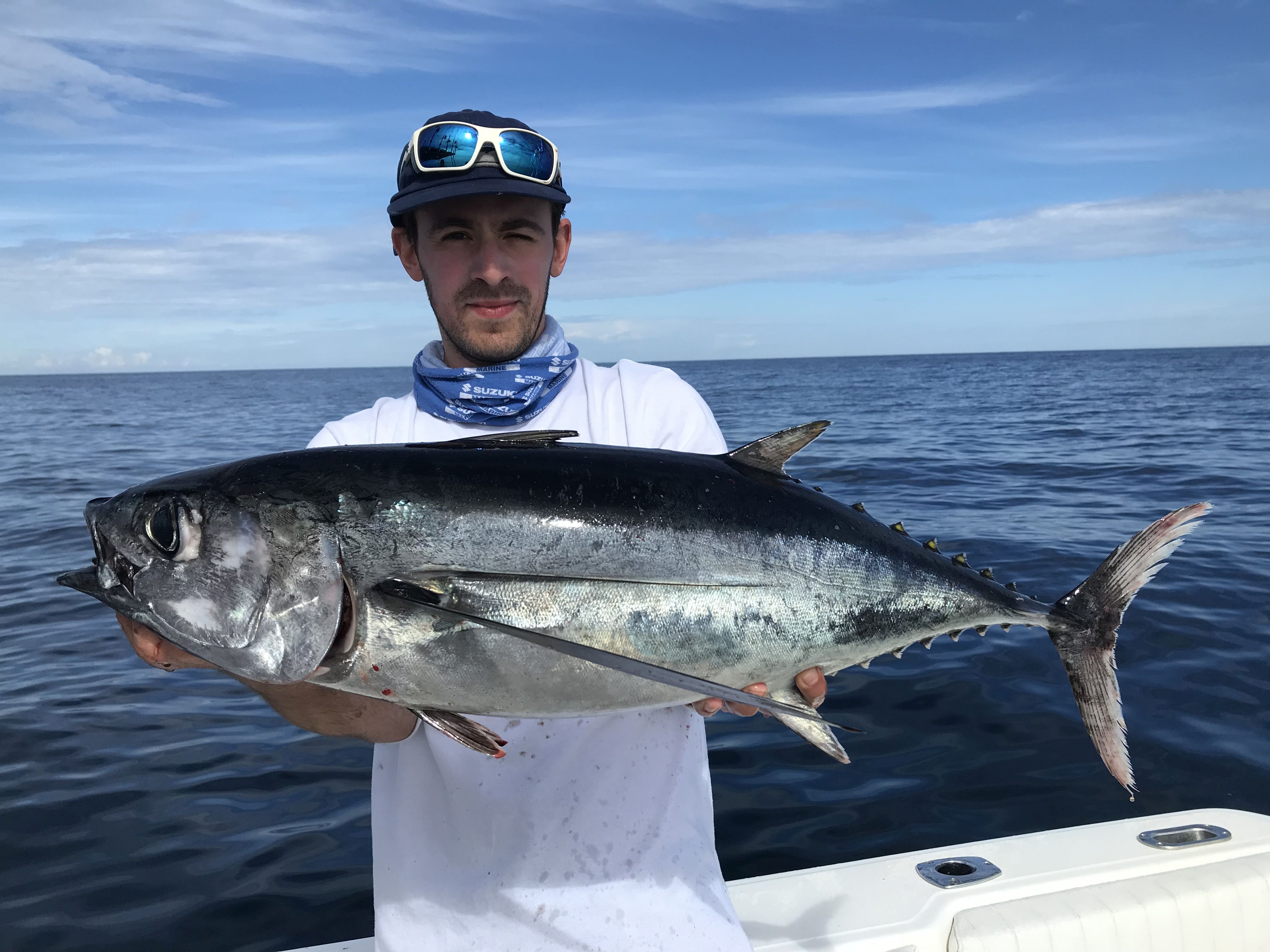 Deux pêcheurs sportifs lèvent un thon rouge énorme au large de la