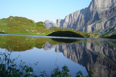 6.2_Le_soleil_arrive_sur_le_lac_de_Pormenaz_en_Haute-Savoie.JPG